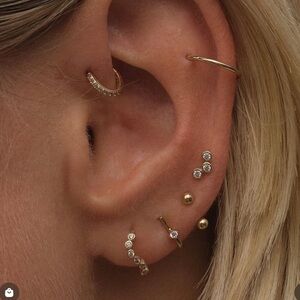 Adornmonde Richards U hoop earring